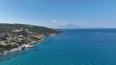 Xigia Sahili 'nin insansız hava aracı görüntüsü - doğal sülfür kaplıcası. Zakynthos, Yunanistan 'daki Xigia Sahili ve Sülfür Kaplıcası. Turkuaz deniz ve adada yeşil kaya kayalıkları.