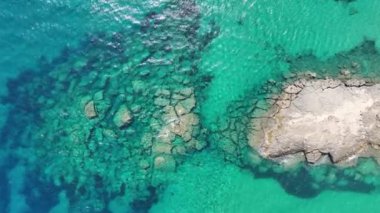 Zakynthos 'taki Ano Vasilikos' taki Aziz Nicholas Kilisesi. Aziz Nicholas Plajı. Yunanistan, Zakynthos ve Agios Nikolaos 'un yaz aylarındaki hava aracı fotoğrafları..