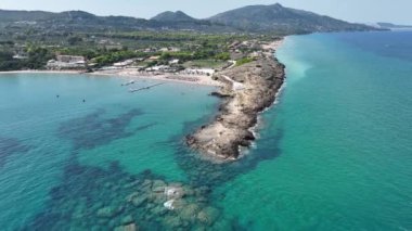 Zakynthos 'taki Ano Vasilikos' taki Aziz Nicholas Kilisesi. Aziz Nicholas Plajı. Yunanistan, Zakynthos ve Agios Nikolaos 'un yaz aylarındaki hava aracı fotoğrafları..