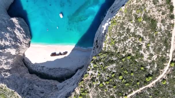 从空中俯瞰希腊Zakynthos岛上的Navagio海滩 希腊Zakynthos岛海滩上的沉船事件 沉船海滩或Agios Georgios 在希腊爱奥尼亚群岛的暴露湾 — 图库视频影像