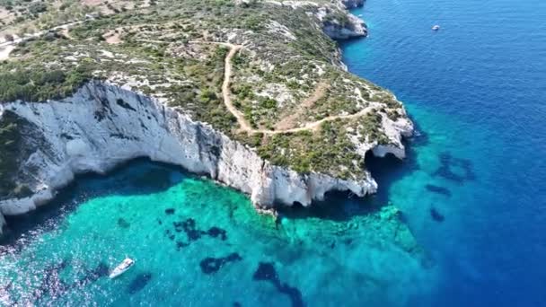 蓝色洞穴位于Aghios Nikolas和Cape Skinnari之间 希腊Zakynthos的蓝色洞穴波塔米蒂斯潜水点Zakynthos希腊Skinari视点 希腊岛屿上的绿松石离子海 — 图库视频影像
