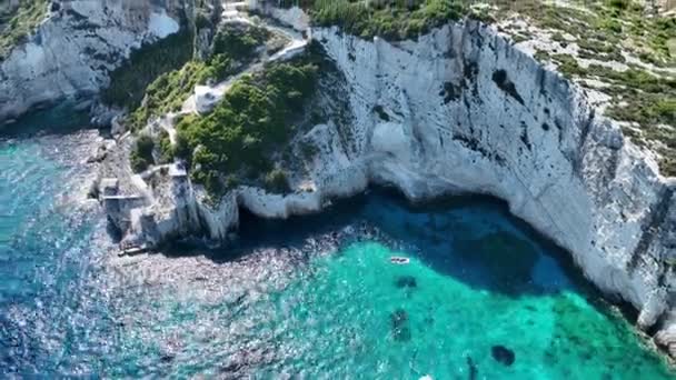 蓝色洞穴位于Aghios Nikolas和Cape Skinnari之间 希腊Zakynthos的蓝色洞穴波塔米蒂斯潜水点Zakynthos希腊Skinari视点 希腊岛屿上的绿松石离子海 — 图库视频影像