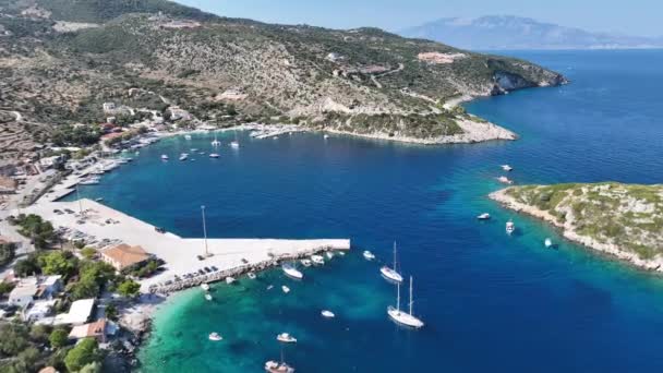 ザンテ島の小さな港であるアギオス ニコラオスの航空無人機写真 ギリシャのザキントス ギリシャの水に多くのボートやヨットと青いターコイズ水が付いているギリシャの島のポート — ストック動画
