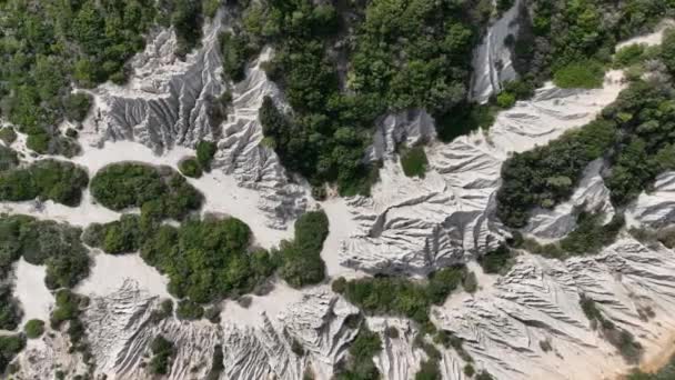从空中俯瞰白色砂岩群和格拉卡斯海滩 Zakynthos 希腊Vasilikos的Gerakas角 希腊Zakynthos市Gerakas角附近的白色砂岩山 侵蚀景观 — 图库视频影像
