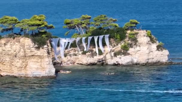 ギリシャのザキンソスにあるカメオ ウェディング アイランドの空中ドローンビュー 木製の橋を持つギリシャの島 ギリシャのカメオ島 — ストック動画
