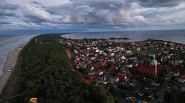 Baltık Denizi kıyısının Jastarnia, Hel yarımadasındaki hava aracı görüntüsü. Polonya 'daki Puck Bay. Polonya 'daki Jastarnia şehri. Jastarnia 'da bulutlu gün batımı.