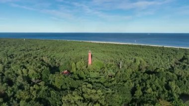 Hel yarımadasındaki deniz feneri. Polonya, Baltık Denizi ve Puck Körfezi 'ndeki Hel Yarımadası' nın havadan görünüşü. Hel city. Fotoğraf: İHA tarafından çekilmiştir.. 