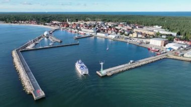 Hel limanı. Polonya 'daki Port hel yarımadası, Polonya' daki Hel Yarımadası 'nın havadan görünüşü, Baltık Denizi ve Puck Körfezi. Hel şehri. Fotoğraf: Yukarıdan drone tarafından çekilmiştir..
