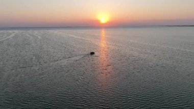 Hel penisula Jastarnia Puck Körfezi Baltık Denizi 'nde günbatımı manzarası. Gün batımında uçurtma. Gün batımında rüzgar sörfü. Gün batımında denizde su sporları.