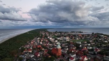 Baltık Denizi kıyısının Jastarnia, Hel yarımadasındaki hava aracı görüntüsü. Polonya 'daki Puck Bay. Polonya 'daki Jastarnia şehri. Jastarnia 'da bulutlu gün batımı.