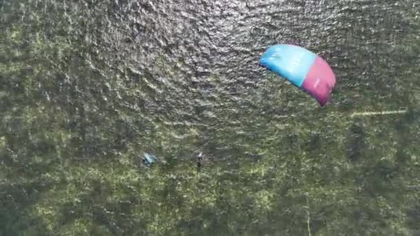 Люди Плавают Море Кайтборде Кайтсерфинге Летний Спорт Учит Кайтсерфингу Кайт — стоковое видео