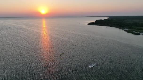Hel Penisula Jastarnia Puck湾波罗的海日落的空中景观 日落时的风筝冲浪 日落时的风帆 日落时的海上水上运动 — 图库视频影像