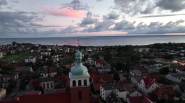 Baltık Denizi kıyısının Jastarnia, Hel yarımadasındaki hava aracı görüntüsü. Polonya 'daki Puck Bay. Polonya 'daki Jastarnia şehri. Jastarnia 'da bulutlu gün batımı.