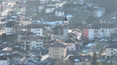 İtalya 'daki dolomitler içinde şehrin insansız hava aracı görüntüsü. Alplerdeki İtalyan dağ kasabası Berguzzo. Dolomites Trentino 'daki Adamello Brenta Parkı. İtalyan dağlarında küçük bir kasabada güneşli bir kış günü.