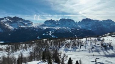 İtalya 'da kış dolomitleri. Madonna di Campiglio köyünde kış ve İtalya 'da bir kayak merkezi. Madonna di Madonna di Campiglio ve ursus kar parkı Val Rendena dolomitler trentino İtalya 'da. 