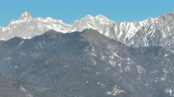 イタリアのイルミネーションの街の空中ドローンビュー アルプスのイタリアの山岳町Berguzzo ドロマイト トレンティーノのアダメロ ブレンタ公園 イタリアの山の小さな町で晴れた冬の日 — ストック動画