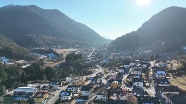 Flygdrönare Utsikt Över Staden Dolomiter Italien Italienska Berguzzo Alperna Adamello — Stockvideo