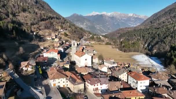 Flygdrönare Utsikt Över Staden Dolomiter Italien Italienska Berguzzo Alperna Adamello — Stockvideo