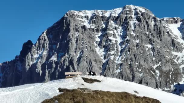 Воздушный Беспилотник Зимний Вид Альпы Доломитов Италии Пинзоло Зимний Солнечный — стоковое видео