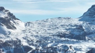 Madonna di Campiglio 'nun hava aracı görüntüsü ve Val Rendena dolomites trentino İtalya' daki ursus kar parkı. Snowboardcu kayakçı kar yığınında bir golcüye atladı.