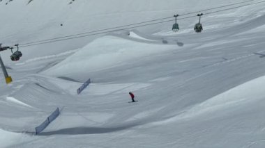 Madonna di Campiglio 'nun hava aracı görüntüsü ve Val Rendena dolomites trentino İtalya' daki ursus kar parkı. Snowboardcu kayakçı kar yığınında bir golcüye atladı.
