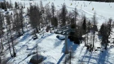 İtalya 'da kış dolomitleri. Madonna di Campiglio köyünde kış ve İtalya 'da bir kayak merkezi. Madonna di Madonna di Campiglio ve ursus kar parkı Val Rendena dolomitler trentino İtalya 'da. 