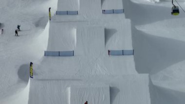 Madonna di Campiglio 'nun hava aracı görüntüsü ve Val Rendena dolomites trentino İtalya' daki ursus kar parkı. Snowboardcu kayakçı kar yığınında bir golcüye atladı.
