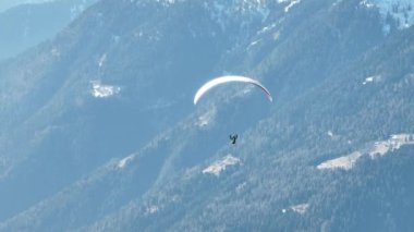 İtalya 'daki dolomit alplerinde hava aracı kış görüntüsü. Kışın güneşli bir günde Pinzolo. Paragliding dağları. Kışın dolomitlerle bankta oturuyorlar. Val Rendena dolomitler İtalyan Alpleri, Trentino İtalya.