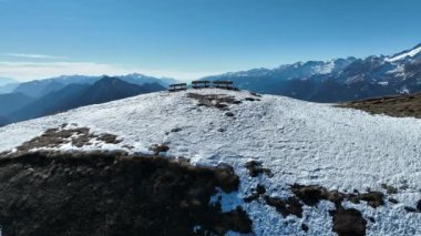 İtalya 'daki dolomit alplerinde hava aracı kış görüntüsü. Kışın güneşli bir günde Pinzolo. Paragliding dağları. Kışın dolomitlerle bankta oturuyorlar. Val Rendena dolomitler İtalyan Alpleri, Trentino İtalya.