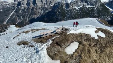 İtalya 'daki dolomit alplerinde hava aracı kış görüntüsü. Kışın güneşli bir günde Pinzolo. Paragliding dağları. Kışın dolomitlerle bankta oturuyorlar. Val Rendena dolomitler İtalyan Alpleri, Trentino İtalya.