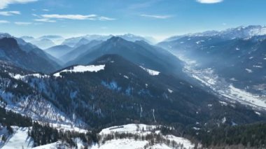 İtalya 'daki dolomit alplerinde hava aracı kış görüntüsü. Kışın güneşli bir günde Pinzolo. Paragliding dağları. Kışın dolomitlerle bankta oturuyorlar. Val Rendena dolomitler İtalyan Alpleri, Trentino İtalya.