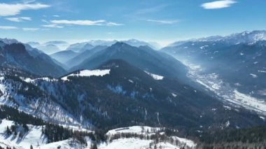 İtalya 'daki dolomit alplerinde hava aracı kış görüntüsü. Kışın güneşli bir günde Pinzolo. Paragliding dağları. Kışın dolomitlerle bankta oturuyorlar. Val Rendena dolomitler İtalyan Alpleri, Trentino İtalya.