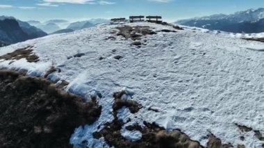 İtalya 'daki dolomit alplerinde hava aracı kış görüntüsü. Kışın güneşli bir günde Pinzolo. Paragliding dağları. Kışın dolomitlerle bankta oturuyorlar. Val Rendena dolomitler İtalyan Alpleri, Trentino İtalya.