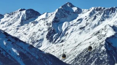 İtalya 'daki dolomit alplerinde hava aracı kış görüntüsü. Kışın güneşli bir günde Pinzolo. Paragliding dağları. Kışın dolomitlerle bankta oturuyorlar. Val Rendena dolomitler İtalyan Alpleri, Trentino İtalya.