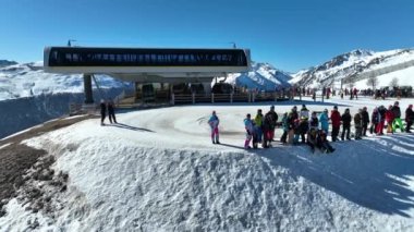 Livigno tatil köyünün hava aracı görüntüsü. Kışın Livigno 'da. İtalya 'nın Lombardiya şehrinde İsviçre sınırına yakın İtalyan Alplerinde yer alan ligno arazileri.