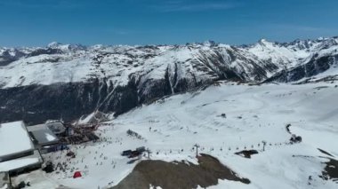 Livigno tatil köyünün hava aracı görüntüsü. Kışın Livigno 'da. İtalya 'nın Lombardiya şehrinde İsviçre sınırına yakın İtalyan Alplerinde yer alan ligno arazileri.