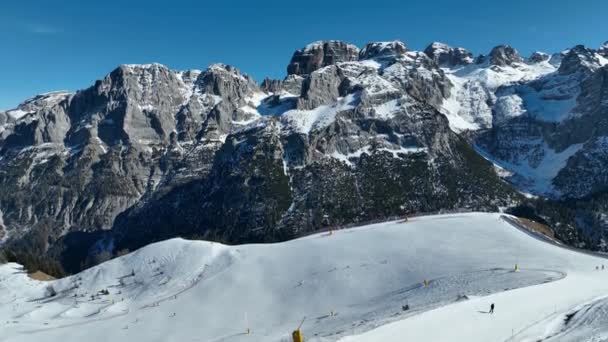 Flygdrönare Vintervy Över Dolomitalperna Italien Pinzolo Vintern Solig Dag Skärmflygning — Stockvideo