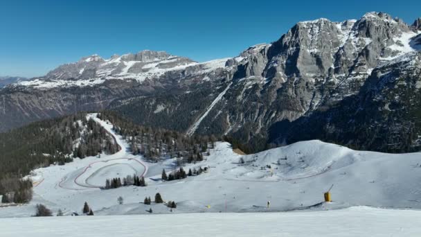 イタリアのイルミネーションの航空無人機の冬の眺め 冬の晴れた日のピンゾロ パラグライダーの山 冬のイルカのベンチに座っています バレンデナイルドマイト イタリアのアルプス トレンティーノ イタリア — ストック動画