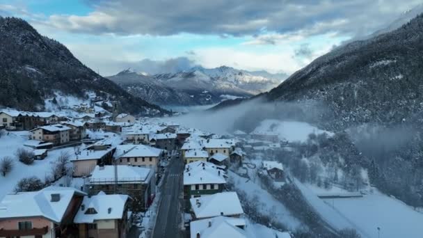 Вид Воздушного Беспилотника Туманный Город Доломитах Италии Итальянский Горный Городок — стоковое видео