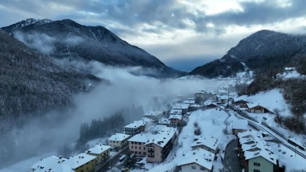 Widok Lotu Ptaka Mgliste Miasto Dolomitach Włoszech Włoskie Górskie Miasteczko — Wideo stockowe