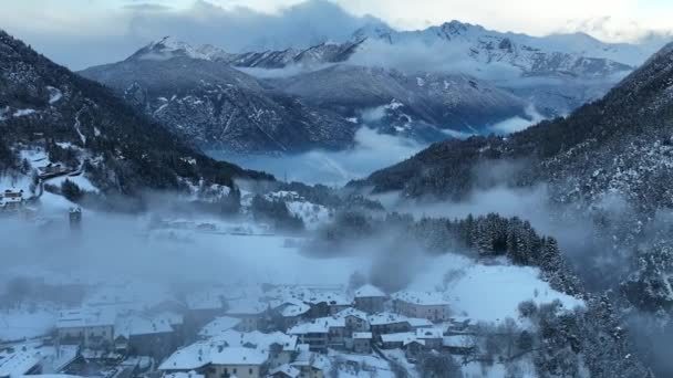 Luchtfoto Drone Uitzicht Mistige Stad Dolomieten Italië Italiaanse Bergstad Berguzzo — Stockvideo
