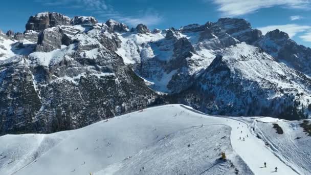 意大利白云石阿尔卑斯山的空中无人侦察机冬季视图 平佐洛在冬日阳光明媚的日子 冬天坐在白云石的长椅上 Val Rendena Dolomites Italian Alps Trentino Italy — 图库视频影像