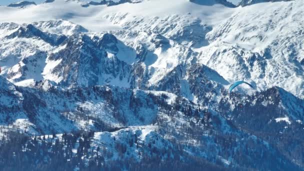 意大利白云石阿尔卑斯山的空中无人侦察机冬季视图 平佐洛在冬日阳光明媚的日子 冬天坐在白云石的长椅上 Val Rendena Dolomites Italian Alps Trentino Italy — 图库视频影像