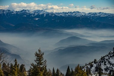 Kışın kar İtalyan Dolomitlerini kapladı. Kayak merkezi Paganella Andalo, Trentino-Alto Adige, İtalya. Andalo 'da kayak pistleri ve kar tatilleri İtalyan Dolomitleri' nde, Alpler 'de kayak merkezleri.