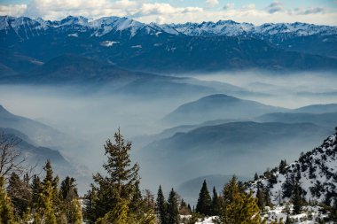 Kışın kar İtalyan Dolomitlerini kapladı. Kayak merkezi Paganella Andalo, Trentino-Alto Adige, İtalya. Andalo 'da kayak pistleri ve kar tatilleri İtalyan Dolomitleri' nde, Alpler 'de kayak merkezleri.