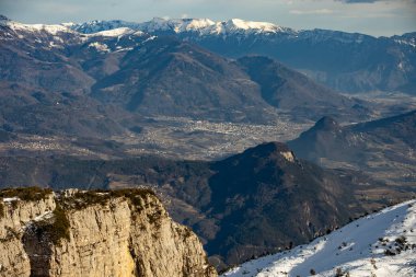Kışın kar İtalyan Dolomitlerini kapladı. Kayak merkezi Paganella Andalo, Trentino-Alto Adige, İtalya. Andalo 'da kayak pistleri ve kar tatilleri İtalyan Dolomitleri' nde, Alpler 'de kayak merkezleri.