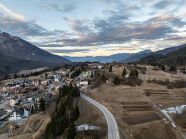 Andalo şehrinin kışın dağ manzaralı insansız hava aracı görüntüsü. Kayak merkezi Paganella Andalo, Trentino-Alto Adige, İtalya., İtalyan Dolomitleri, .Pagnella vadisi. Kışın kar İtalyan Dolomitlerini kapladı. 