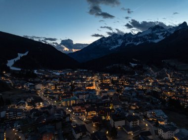 Geceleri Andalo şehrinin hava aracı görüntüsü ve kışın dağların arkası. Kayak merkezi Paganella Andalo, Trentino-Alto Adige, İtalya., İtalyan Dolomitleri, .Pagnella vadisi. Kışın kar İtalyan Dolomitlerini kapladı. 