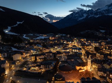 Geceleri Andalo şehrinin hava aracı görüntüsü ve kışın dağların arkası. Kayak merkezi Paganella Andalo, Trentino-Alto Adige, İtalya., İtalyan Dolomitleri, .Pagnella vadisi. Kışın kar İtalyan Dolomitlerini kapladı. 