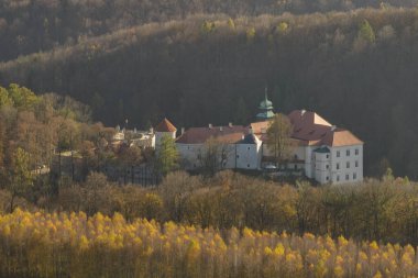 Polonya 'da Krakow yakınlarında tarihi Pieskowa Skala şatosu. Yazın hava manzarası. Pieskowa Skala Kalesi 'nin hava aracı görüntüsü, Ojcow Ulusal Parkı, Polonya. 